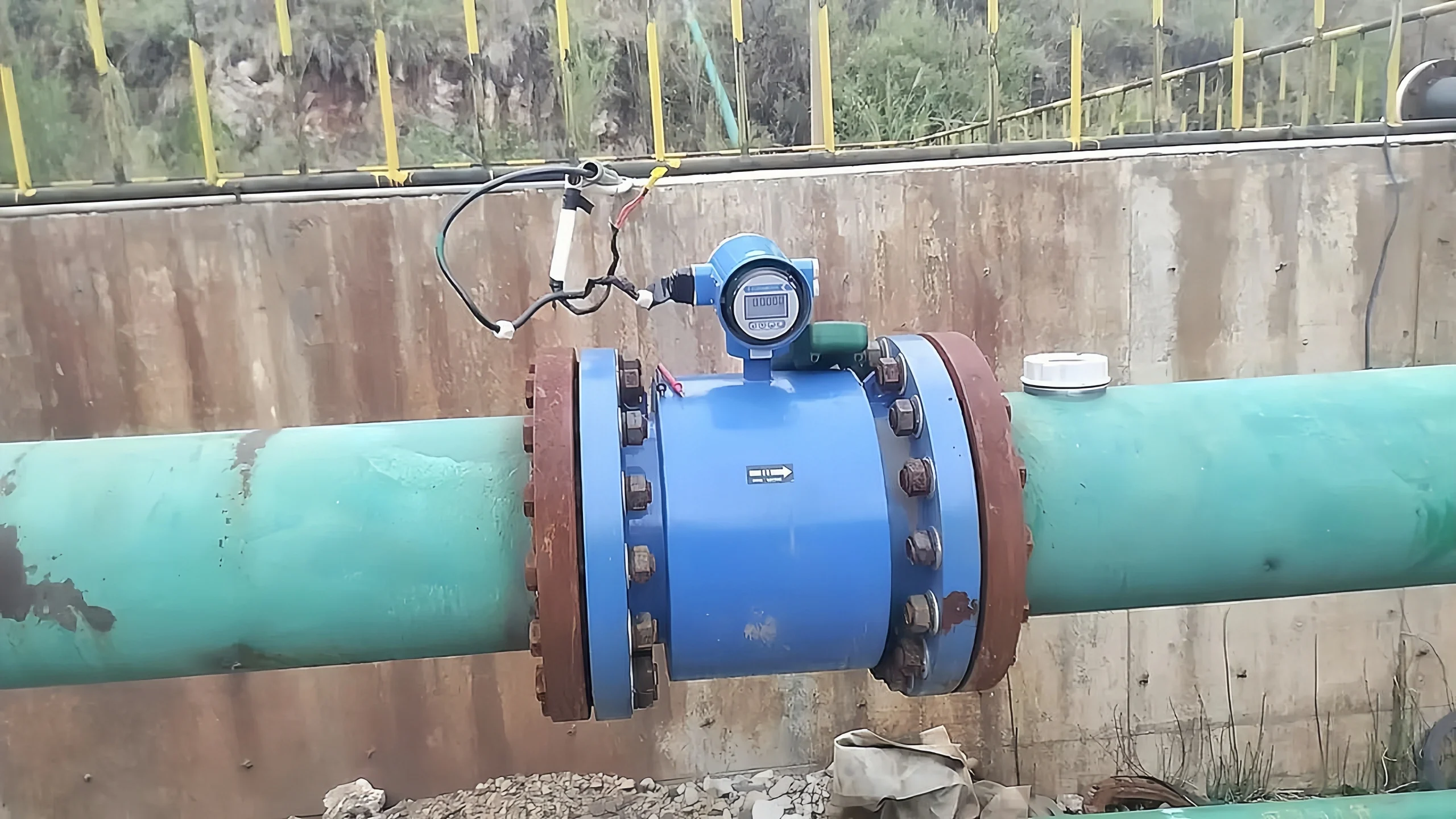 Electromagnetic flowmeter measures pipeline flow