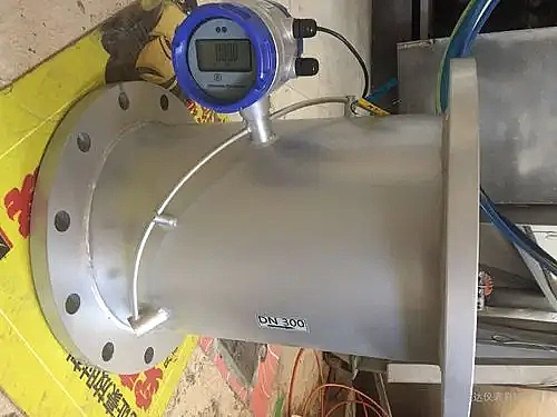 Ultrasonic flow meter for measuring water flow