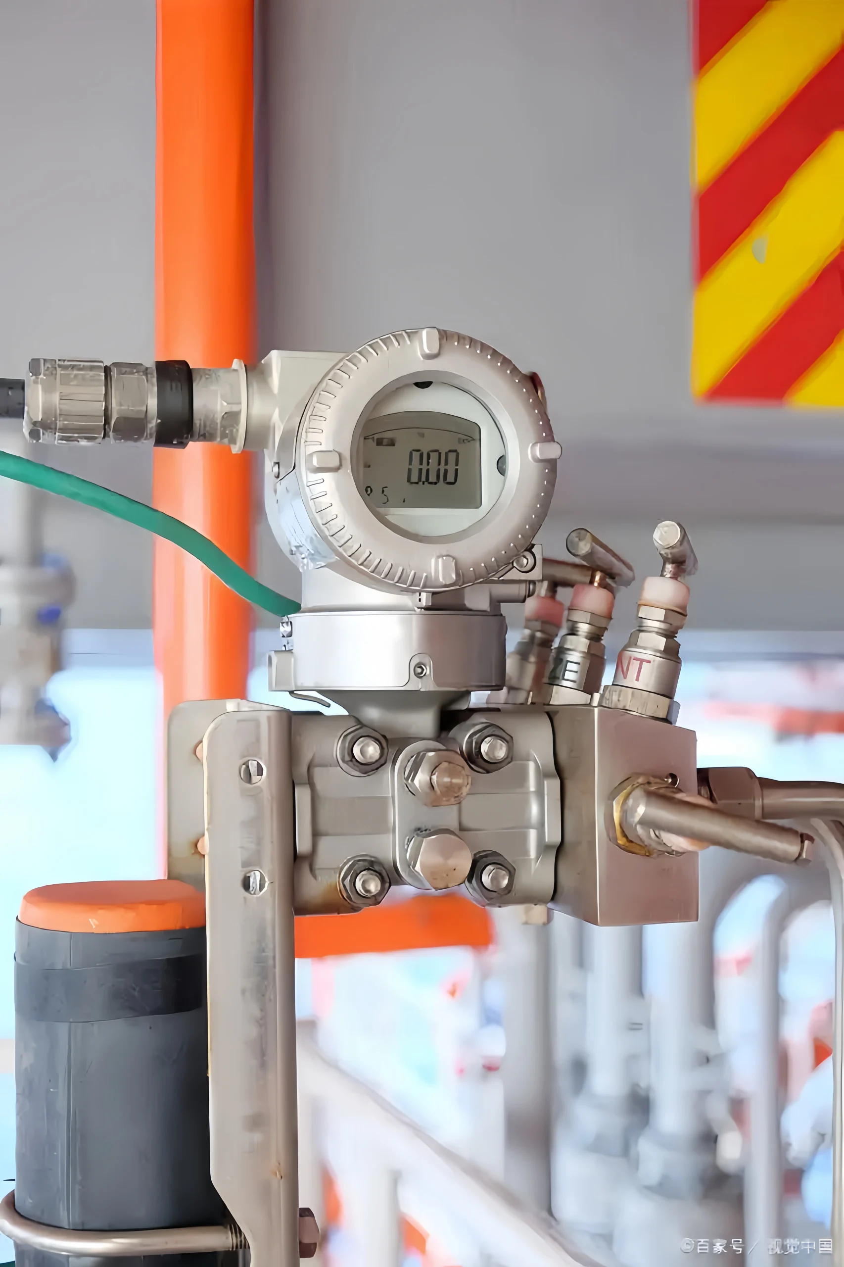 Differential Pressure Transmitter Measures Hydraulic Pressure