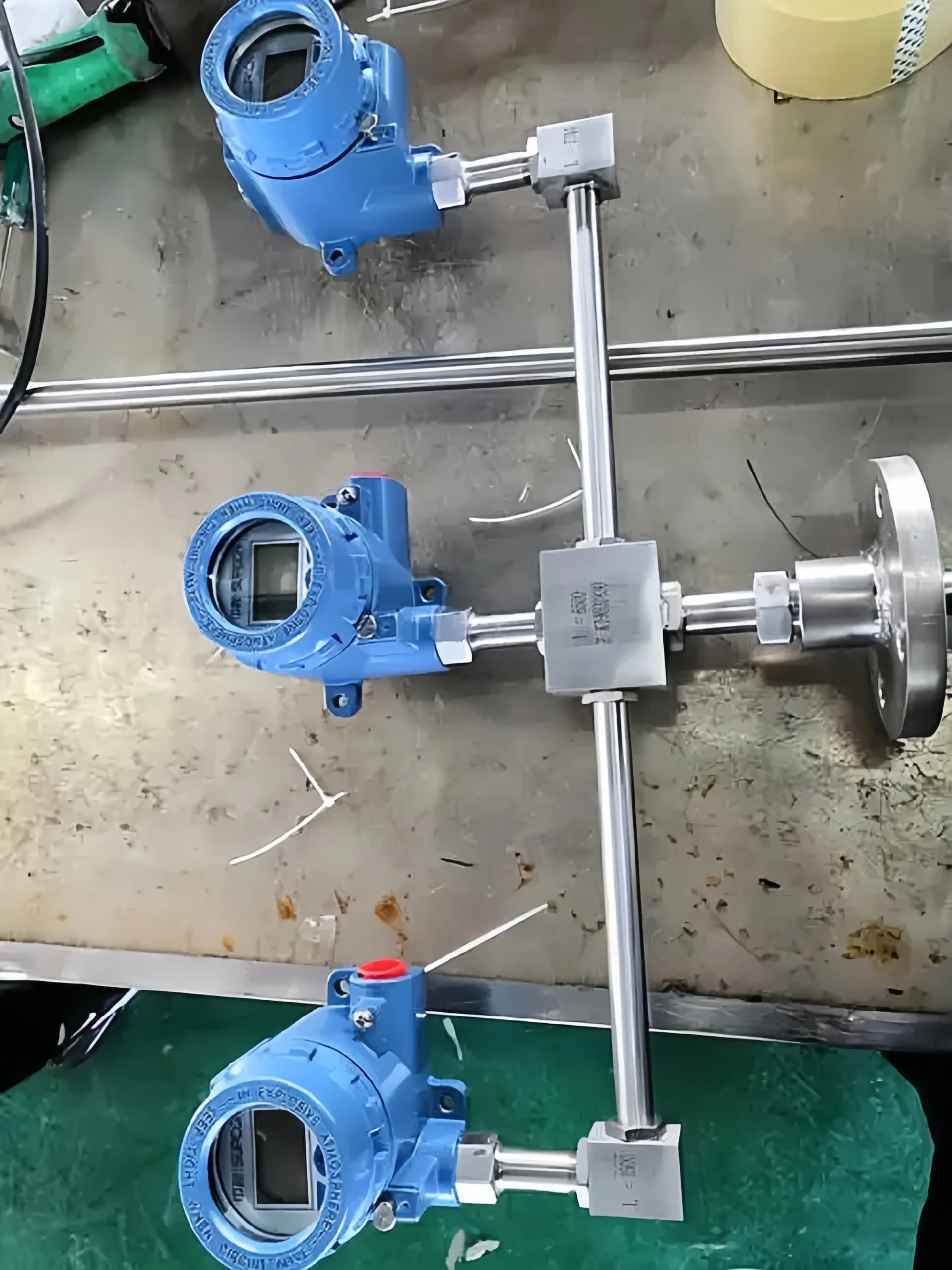 Temperature transmitter with display