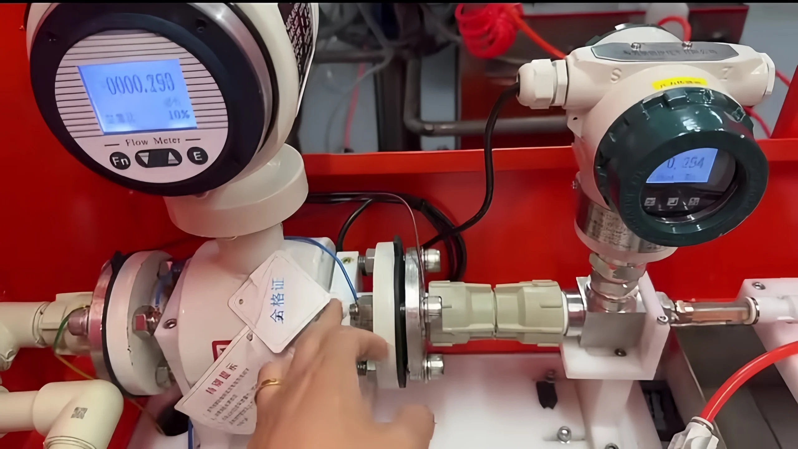 Magnetic flow meter for plastic pipes