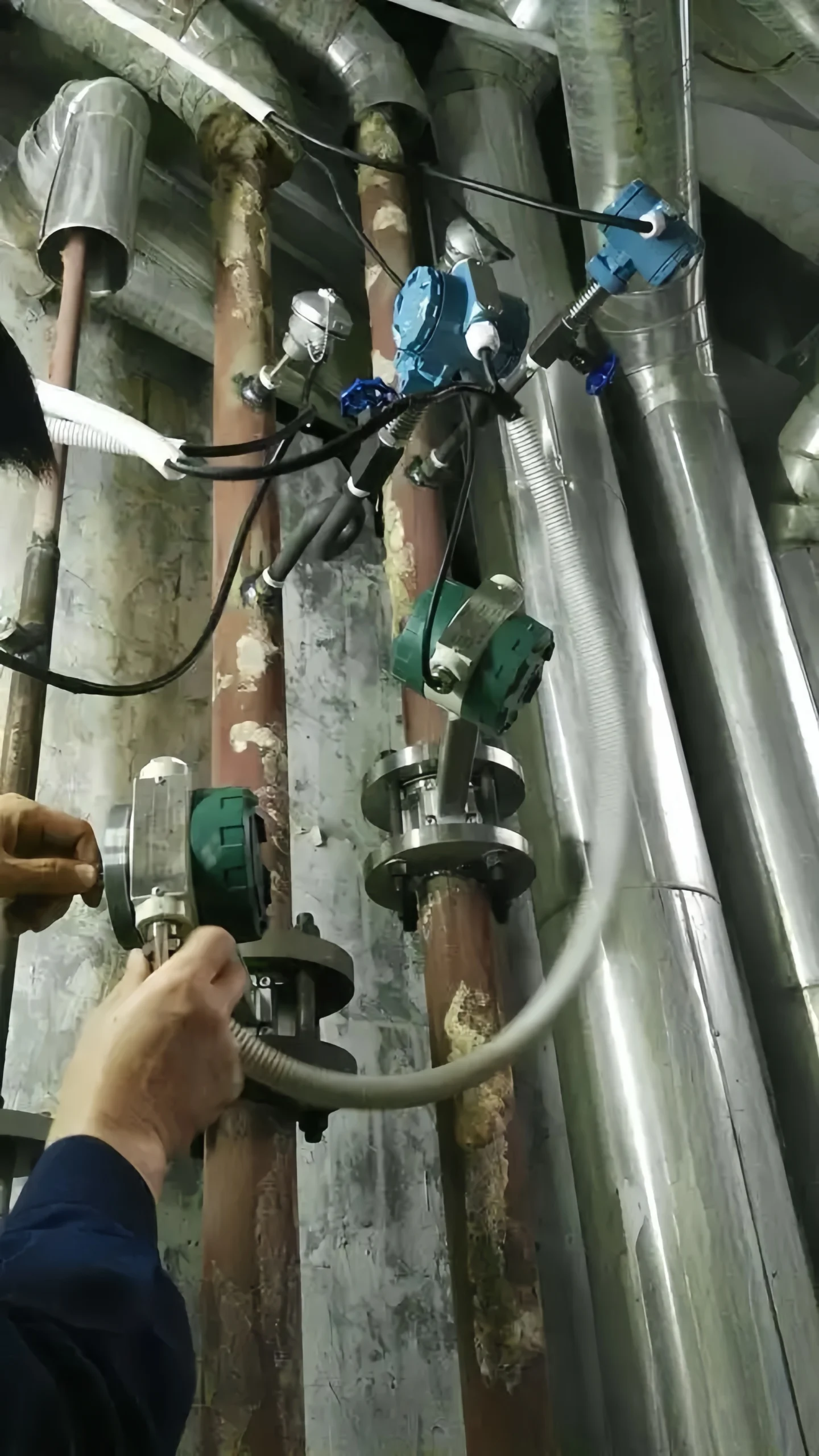 Temperature and pressure compensated steam flow meter