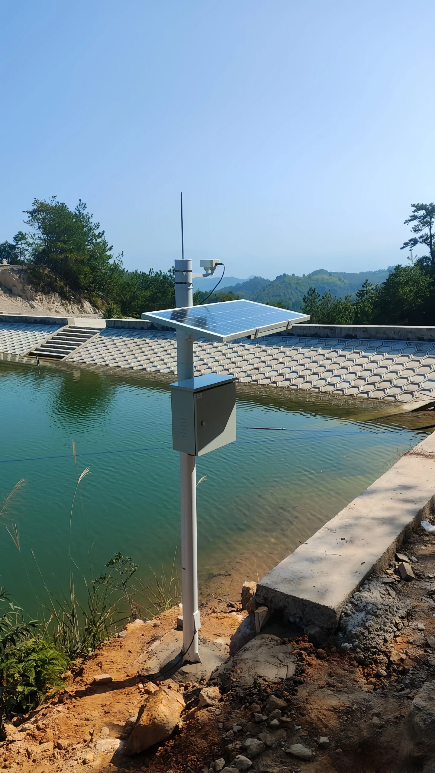 Application of radar level meters and pressure level meters in reservoir water level monitoring systems