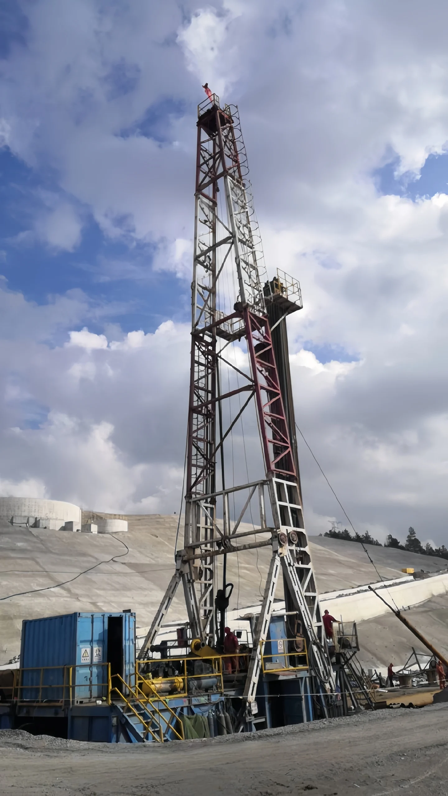 Deep well submersible level meter; deep well water level measuring instrument automatically records water level data.