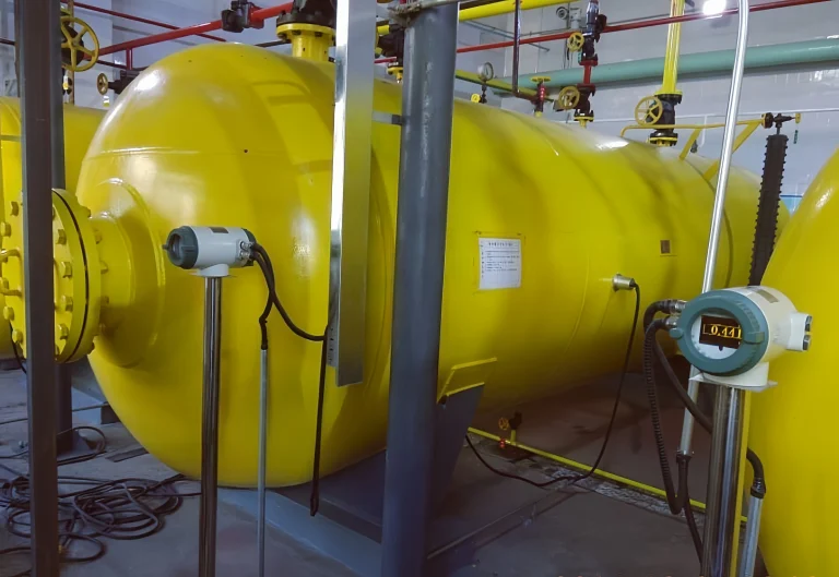 External ultrasonic level gauge for measuring liquid ammonia