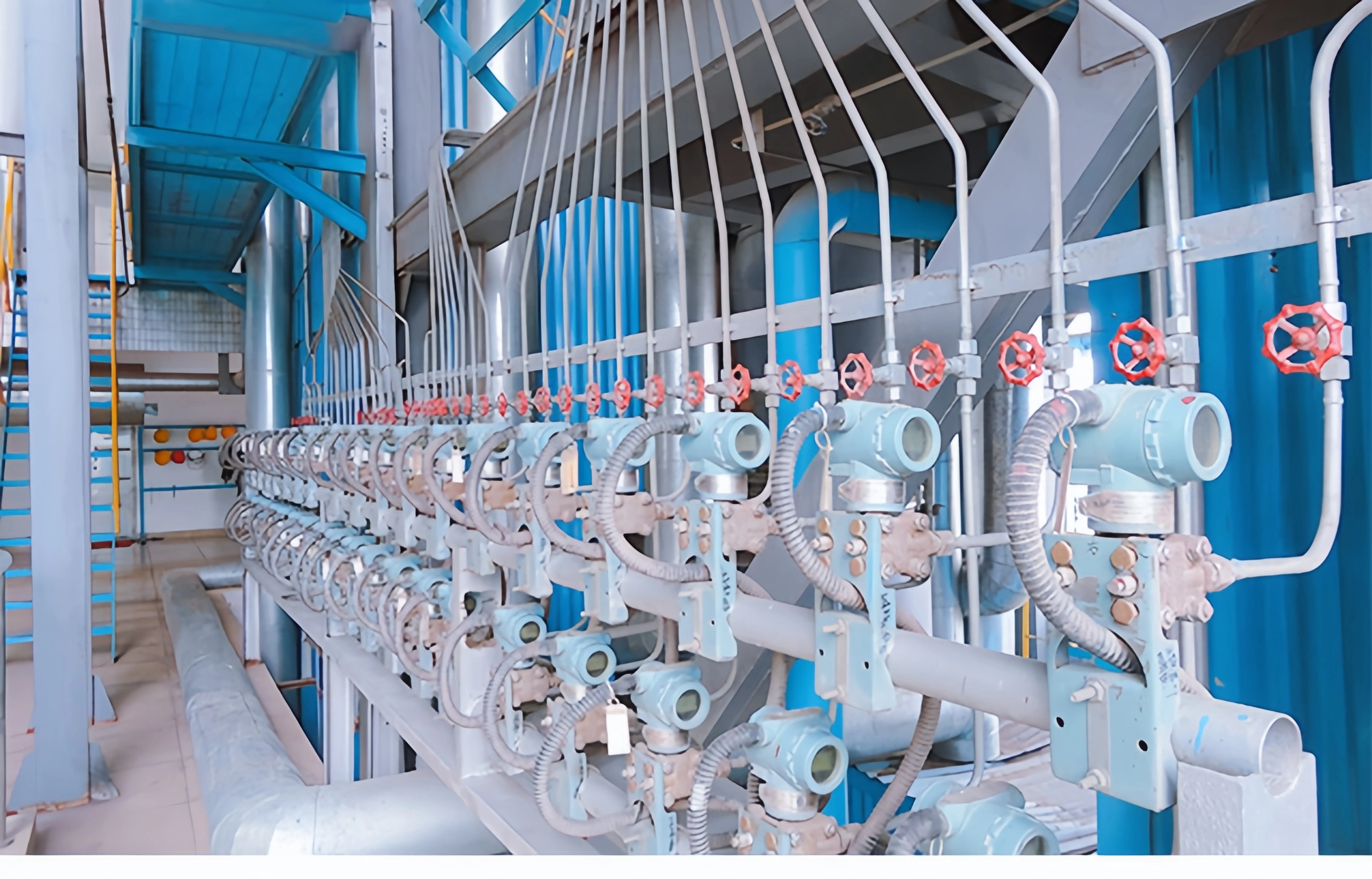 Intelligent pressure transmitters in steam boiler applications