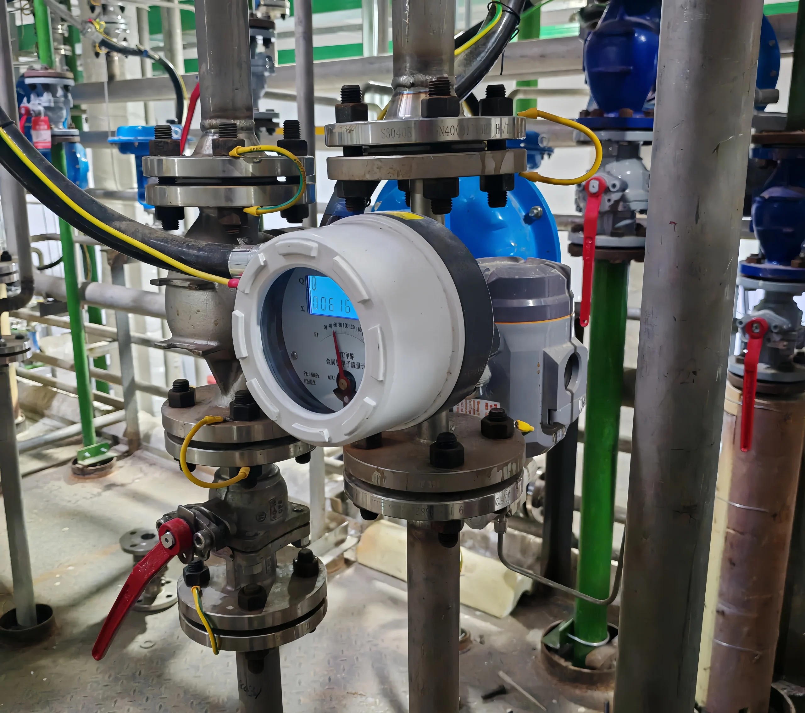 Metal tube float flowmeters are used in the pharmaceutical industry to measure the flow rate of sulfolane.