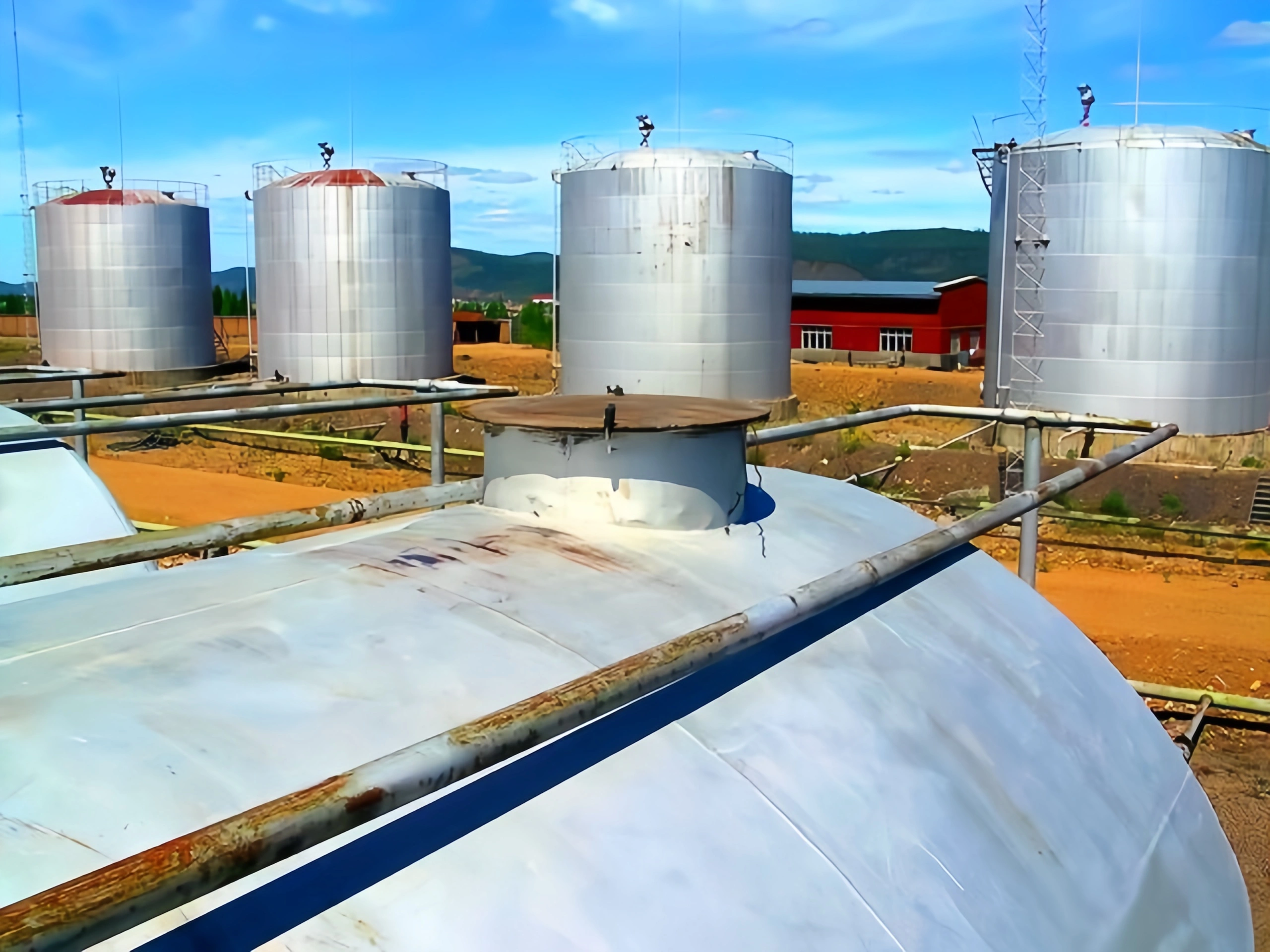 Radar level sensor for measuring asphalt storage tanks