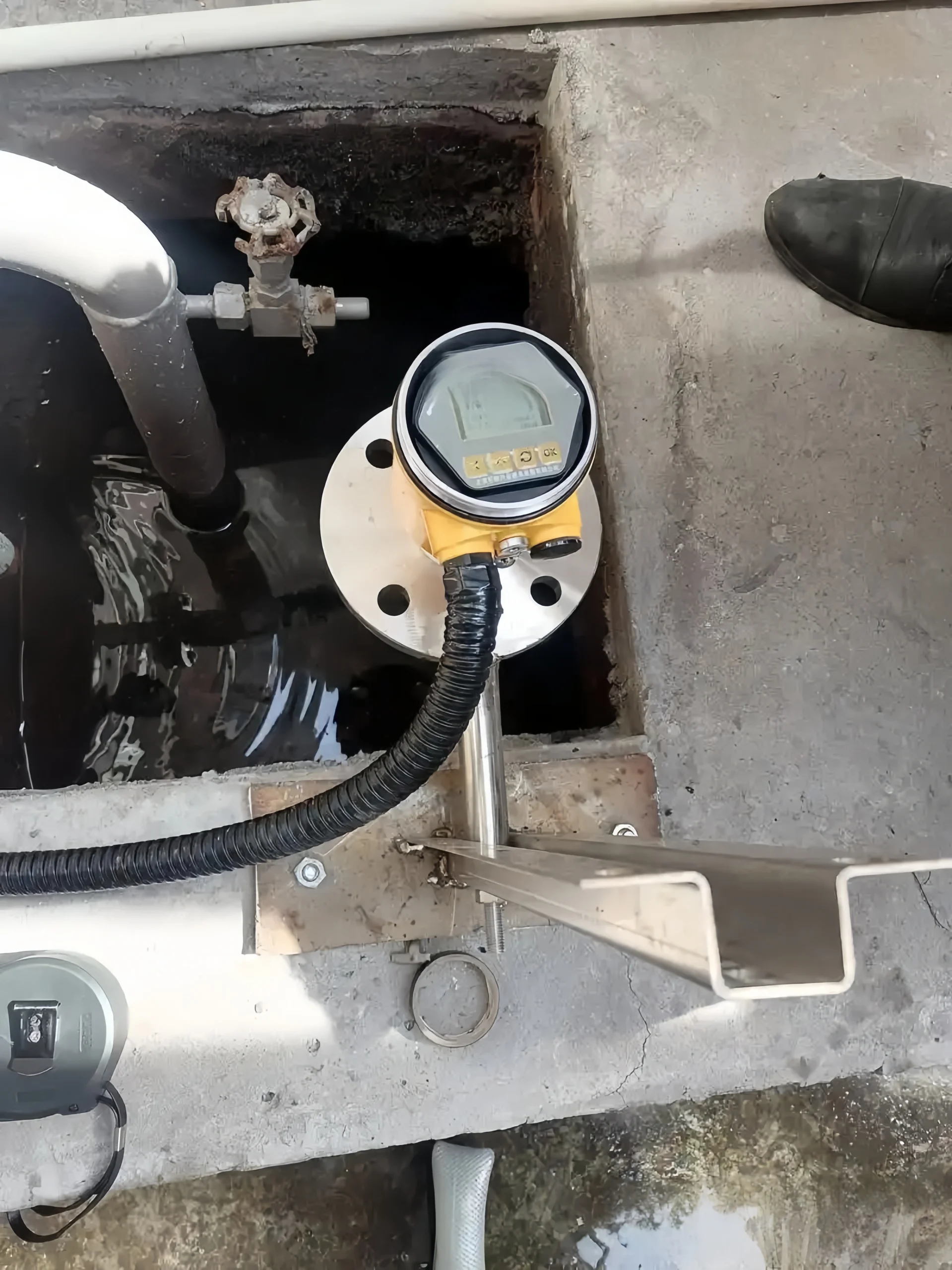 Real-world images of radar level sensors used in reaction vessels and water tanks.