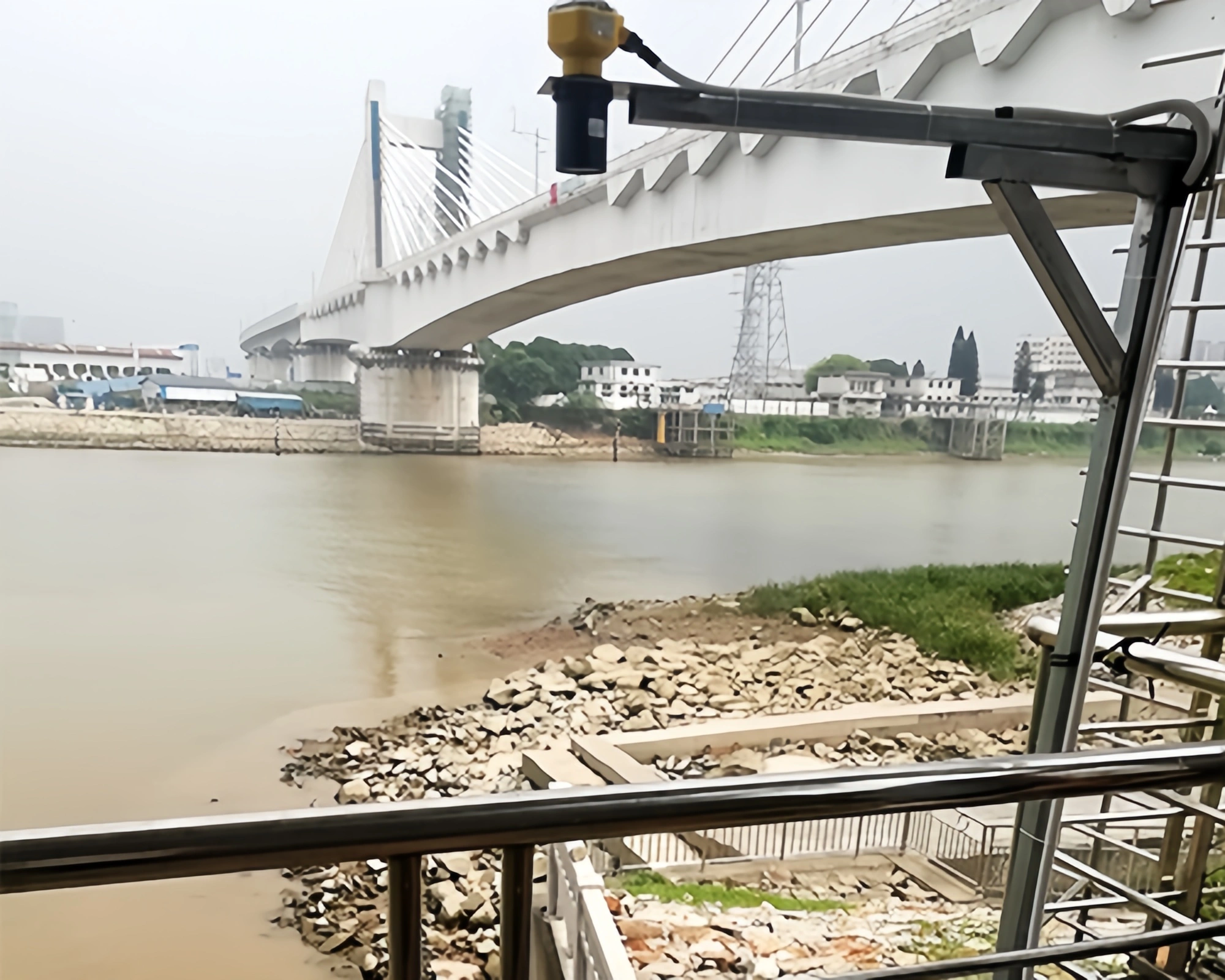 Ultrasonic level meters measure lake hydrological conditions