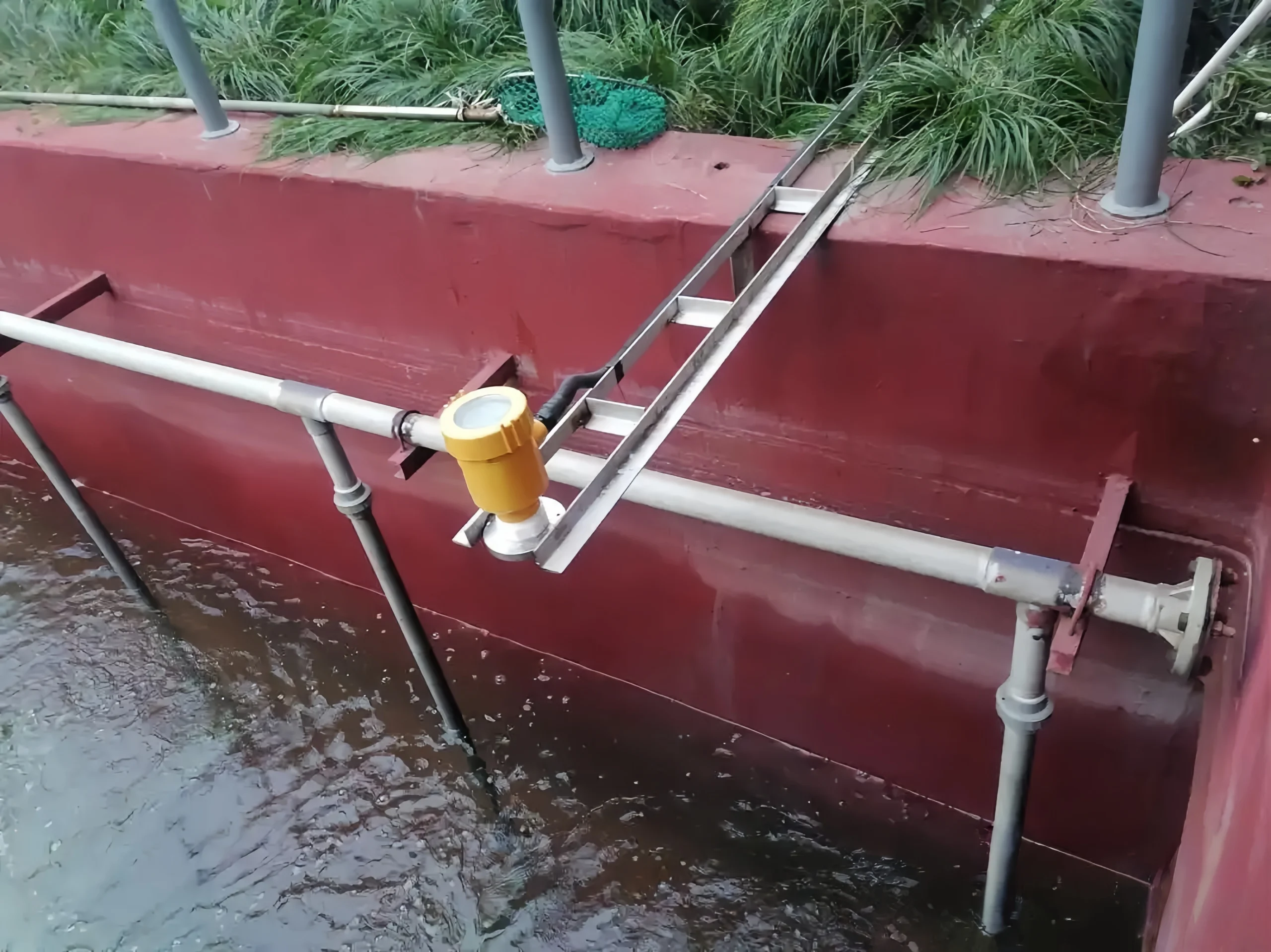 radar level sensor measure foam in the pool.