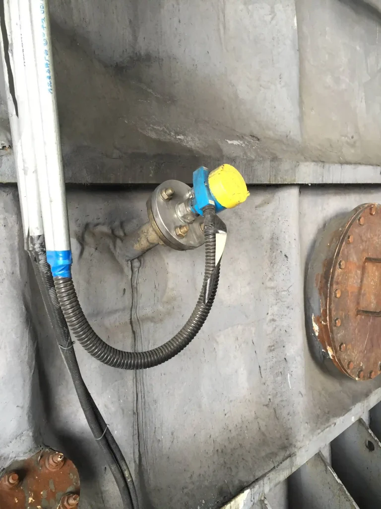 Solid level switch